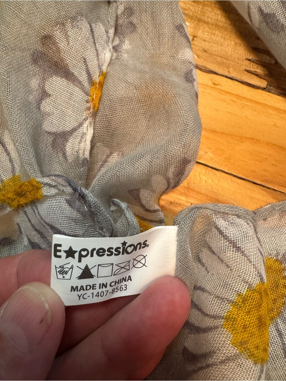 Expressions Gray Daisy Floral Lightweight Oblong Scarf - Picture 4 of 5